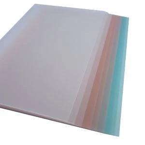 Feuilles de plastique pour la reliure spirale